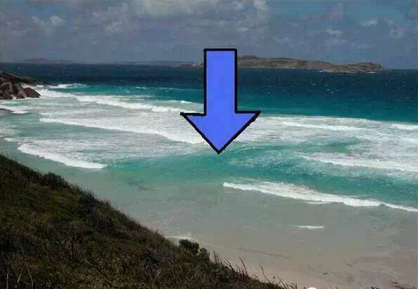  在离海岸三四十米白浪附近！
