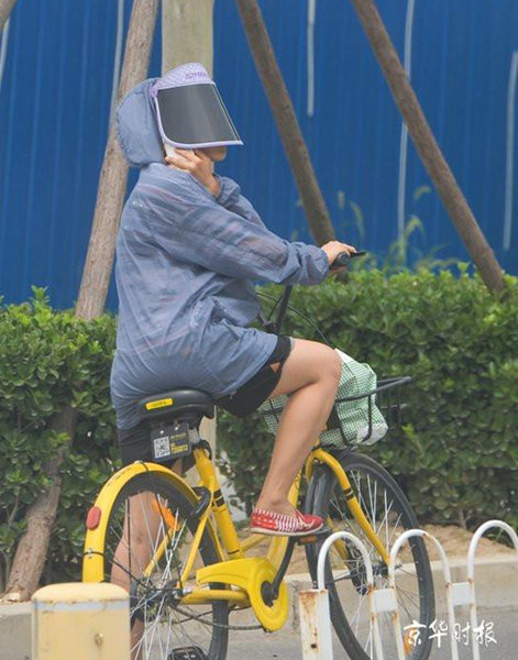 11日，北京天气炎热，市民全副武装。（来源：京华时报）