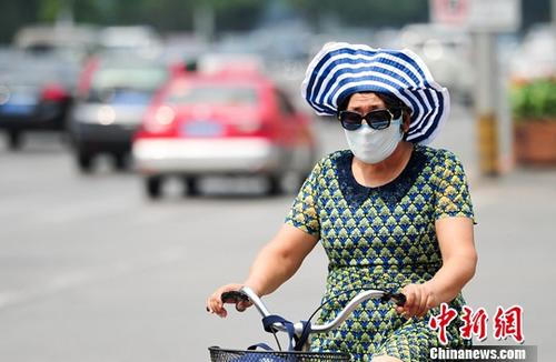 7月12日，辽宁沈阳民众在炎热的天气出行。当日是三伏第一天，沈阳最高气温为33度。 中新社记者 于海洋 摄