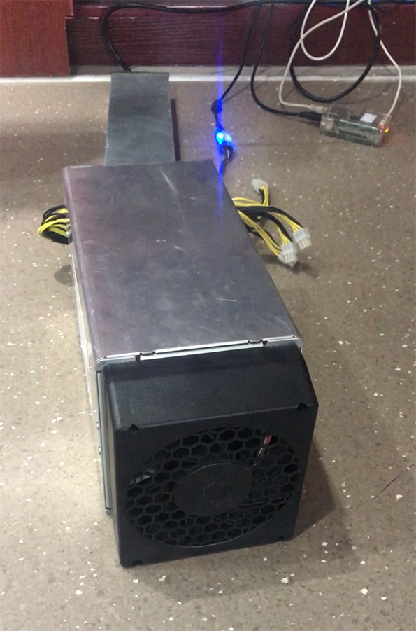 正在运作的一台矿机。澎湃新闻记者 周炎炎 摄