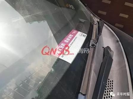 小区里其他车辆的车头上大都放着号码卡