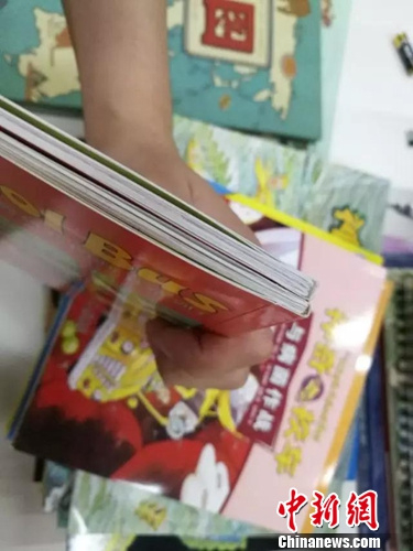 以《神奇校车》为例，也可从装订方式辨别，可以发现较厚的是正版《神奇校车》。蒲公英童书馆供图