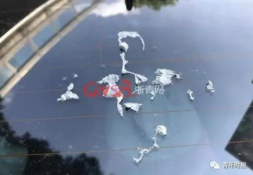 周小姐车上泡沫胶粘过的痕迹