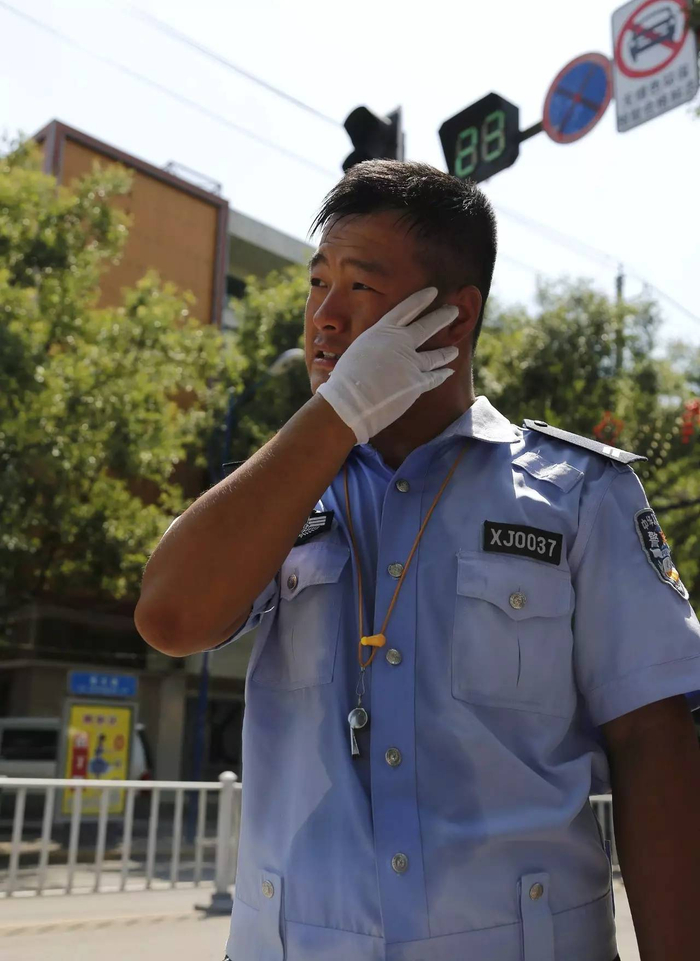 △交警冒高温疏导交通&nbsp; 图/视觉中国