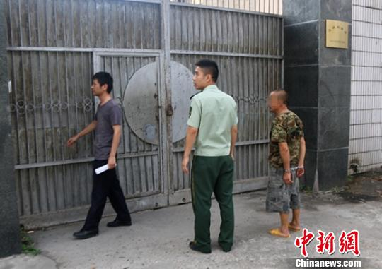 50多岁的周姓男子被送往拘留所。　谢伟　摄