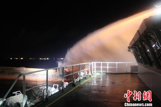 救助船彻夜对遇险船实施灭火作业 邵年骏 摄