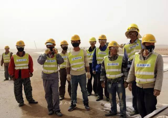  天地间矗立的建设者顽强的身影。