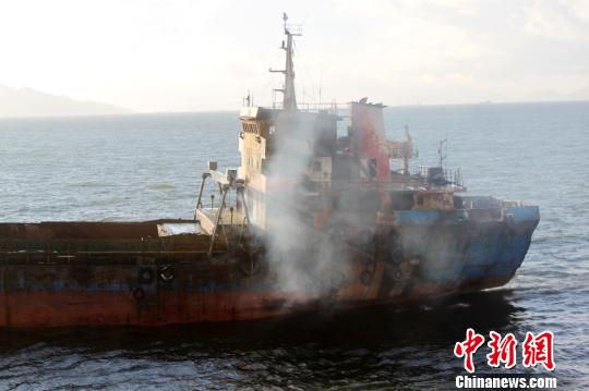 火势在15日倾城得到有效控制　邵年骏　摄