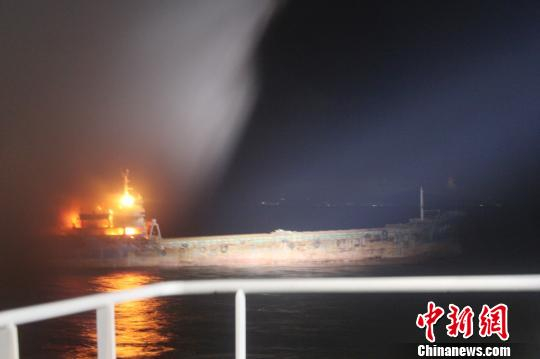 救助船彻夜对遇险船实施灭火作业 邵年骏 摄