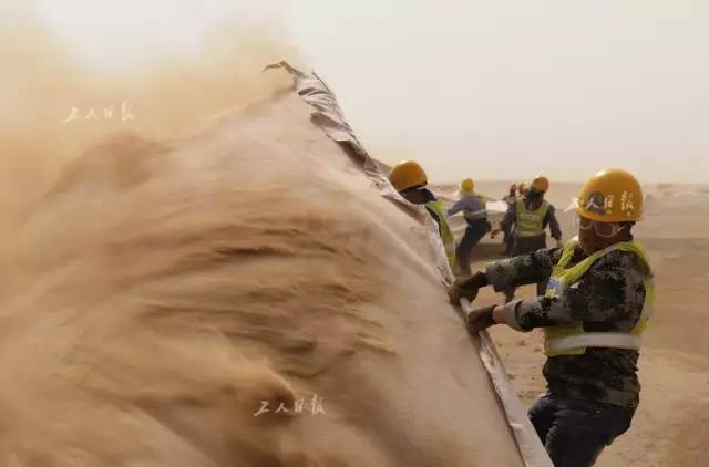  风沙大干劲更大 ，建设之初挑战恶劣环境。