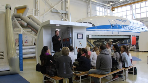 俄航空乘人员正在培训中心熟悉新机型的舱门。 &nbsp; &nbsp; 曲颂摄