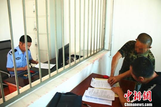 警方依法对周某处以行政拘留10日处罚。　谢伟 摄