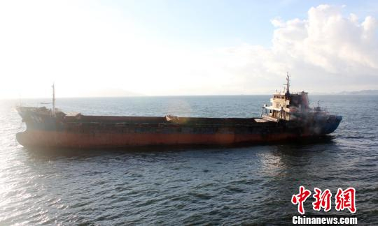 救助船继续守护在遇险船附近以应对不测 邵年骏 摄