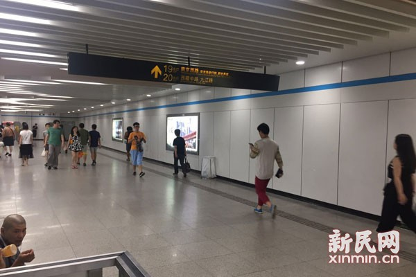 图说：8号线站厅内的广告也都没了踪影。