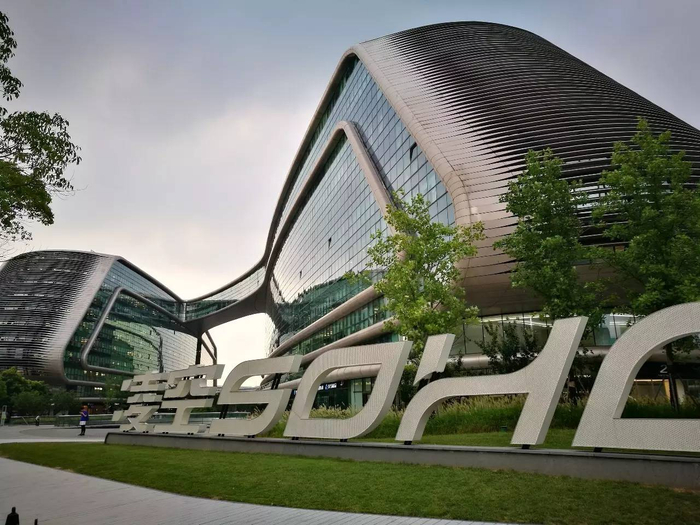 　　7月4日，SOHO中国董事长潘石屹表示，开始寻找买家，准备出售北京光华路SOHO二期和上海凌空SOHO两个项目。