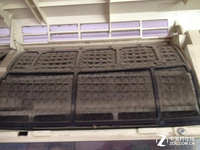 室内机清理不及时 很容易造成灰尘积累