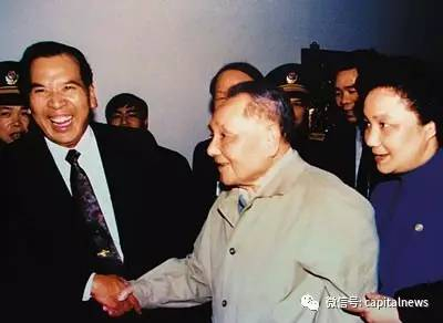 邓小平视察珠海期间，与陈开枝亲切握手。