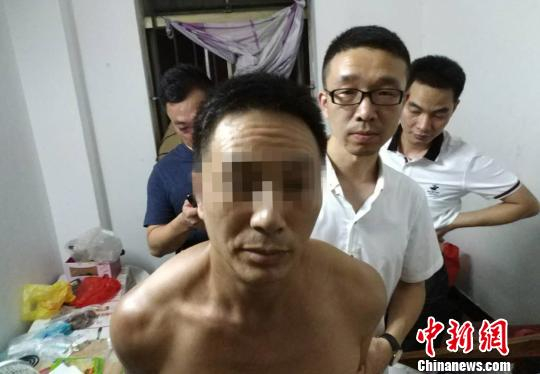 民警将宗某才抓获。秀洲警方供图