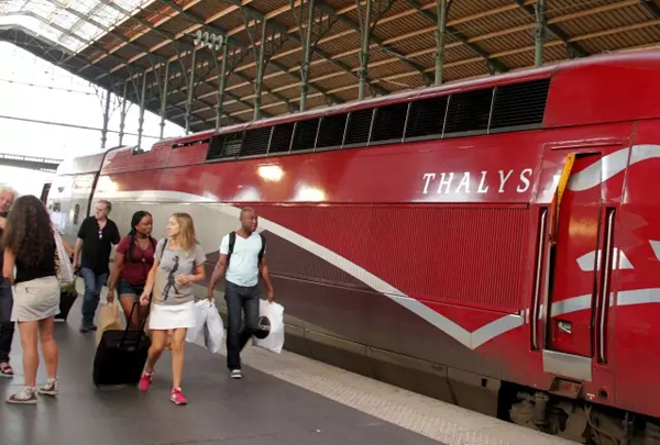 　　在巴黎火车北站，乘客从大力士（Thalys）国际高速列车下车。Thalys是法国TGV的改进型列车。 &nbsp;郑斌 摄