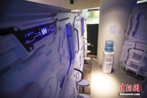 7月17日，北京一家名为“享睡空间”的店铺处于停业状态。中新社记者 贾天勇 摄