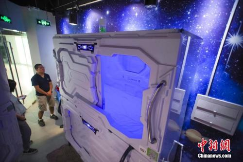 7月17日，北京一家名为“享睡空间”的店铺处于停业状态。中新社记者 贾天勇 摄