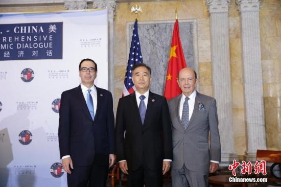 　　当地时间7月19日，首轮中美全面经济对话在美国华盛顿举行，中国国务院副总理汪洋与美国财长姆努钦、商务部长罗斯共同主持对话。图为汪洋（中）、姆努钦（左）、罗斯（右）会前合影。 中新社记者 廖攀 摄