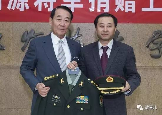 2016年3月，刘源向母校首都师范大学捐赠上将军服。