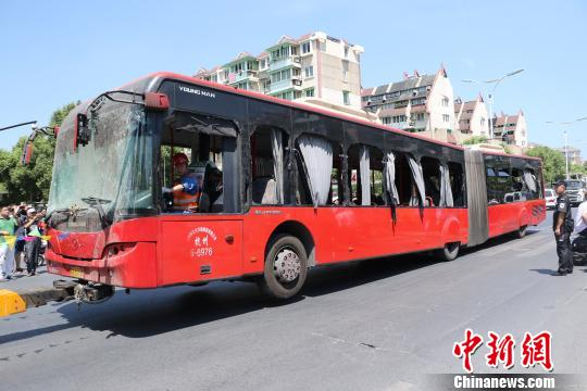 现场受损的公交车。　王刚 摄