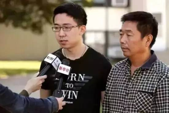 ▲章莹颖男友（左）和父亲