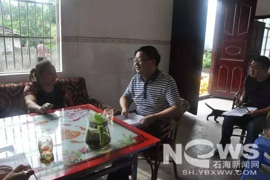 △ &nbsp;沈军（中）下基层