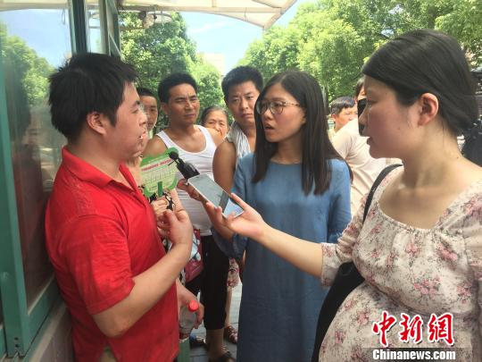 在锅贴馆工作的小廖接受采访。　应陶 摄