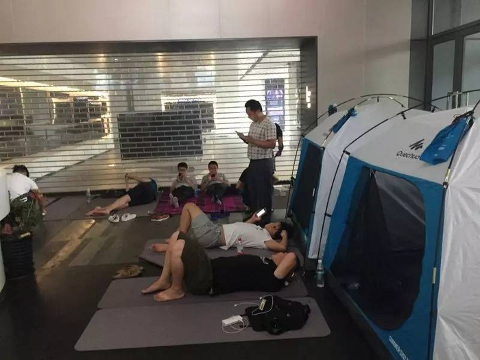 乐视大厦的大厅内，躺满了前来讨债的供应商。