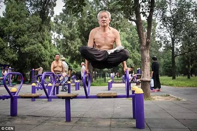 ▲双手撑在扶手上摆出“莲花座”的姿势。