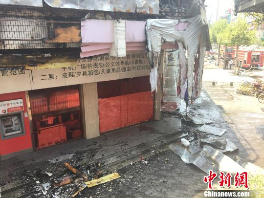 现场火灾已被扑灭。　田进 摄
