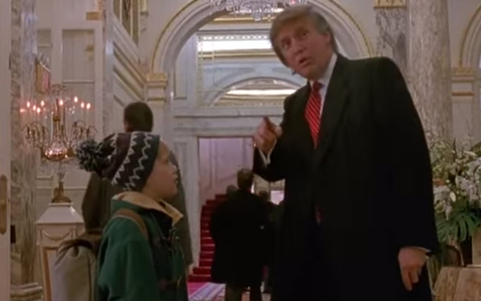  （图为美国总统特朗普客串出演《小鬼当家2》，约翰·赫德在影片中扮演爸爸彼得）