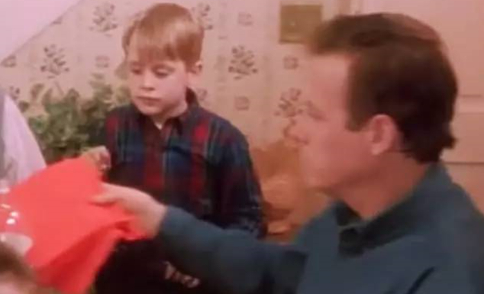  （图为电影《小鬼当家》剧照，图右为爸爸扮演者约翰·赫德）