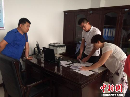 民警在办公室里讲述王国蕾的故事。　宋立超　摄
