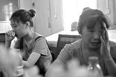  在西安北郊一工地李桂香提起这些年没能陪伴女儿何秋明，两人都流下眼泪