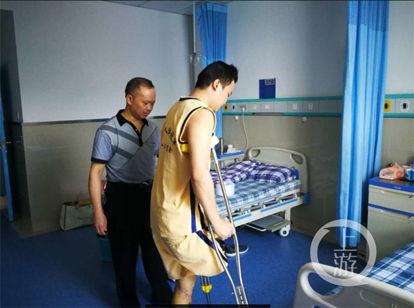 徐前凯已能拄拐行走。 &nbsp;本文图片均为上游新闻 图（除署名外）