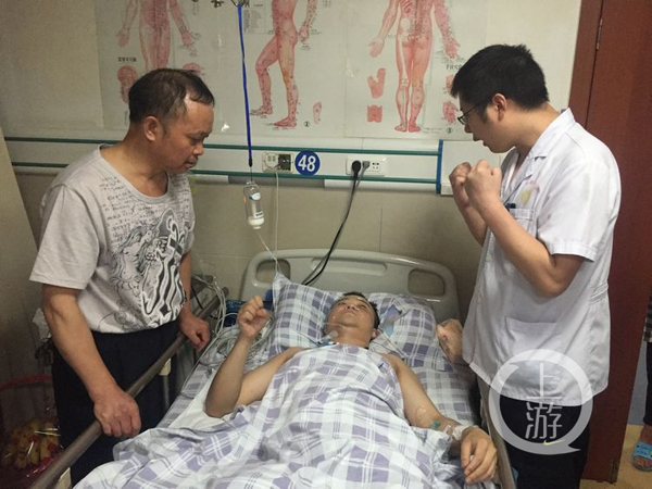 医生正在与徐前凯沟通，教他如何用上半身使劲儿。