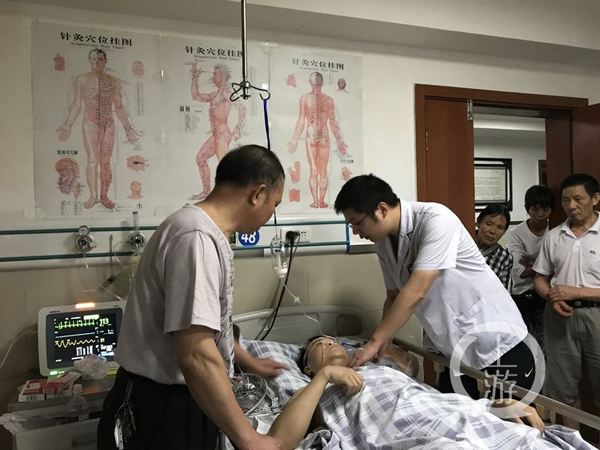 医生正在复查徐前凯的病情。