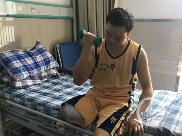 徐前凯在进行哑铃训练。