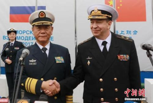 　　资料图：2017年7月21日，参加中俄“海上联合—2017”演习的中国海军舰艇编队抵达俄罗斯波罗的斯克军港，俄海军在码头举行庄重的欢迎仪式。中新社记者 王修君 摄