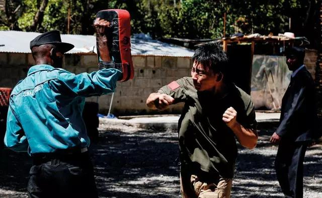 图3：当地时间2017年3月13日，肯尼亚内罗毕，德威集团安全教练在武术实战训练中带领肯尼亚保安人员进行体能操练。图/视觉中国