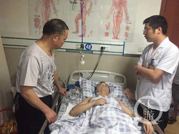 医生正向徐荣贵介绍徐前凯的最新情况。