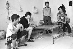 胡师傅一家四口挤住在西安沙井村一岀租屋内