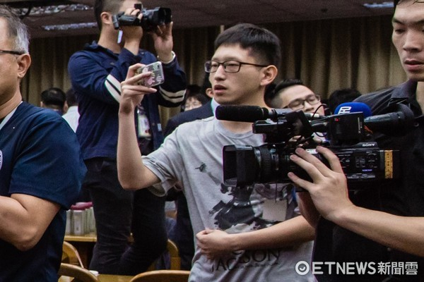  “立法院”审“前瞻预算案”，《中时电子报》实习生韩福宇会议室内丢水球。（图片来源：台湾“东森新闻云”）