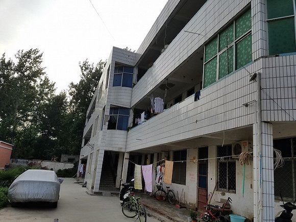 2017年7月20日，邵俊居住的教师宿舍楼。摄影：翟星理