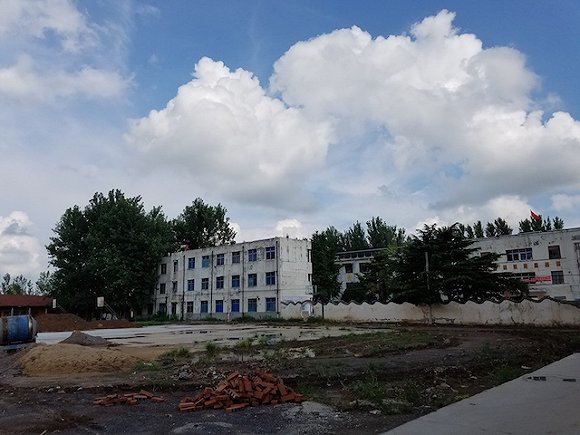  何嘉嘉就读的奉母镇某小学。摄影：翟星理