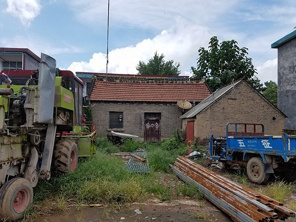  2017年7月15日 长期无人居住的何强家老宅。摄影：翟星理